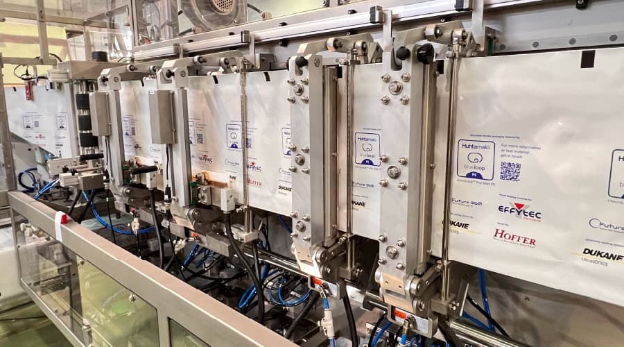 pouch forming with bottom side sealers-100